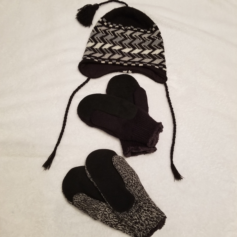 💥SOLD💥 Womens winter Hat & 2 pairs mittens